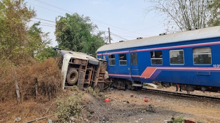 Hơn 40 người bị thương do tàu hỏa va chạm với xe buýt ở Campuchia